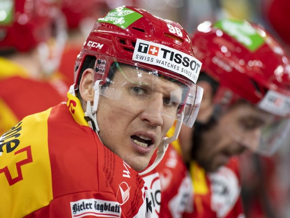 Angesäuert Damien Brunner mit angestrengter Miene auf der Spielerbank.