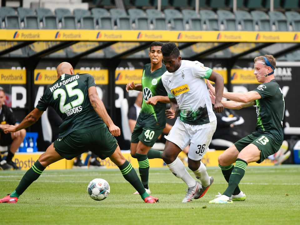 Breel Embolo setzt sich gegen mehrere Wolfsburger durch.