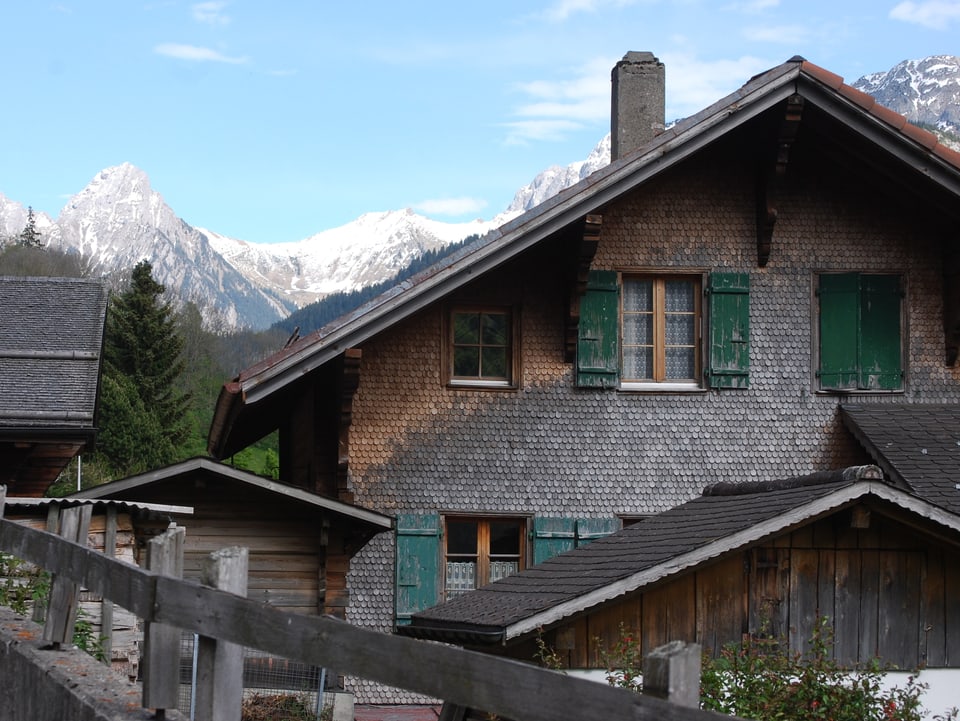 Nicht nur das Dach, auch die Fassade eines typischen Hauses der Region wird mit Holzschindeln versehen. 