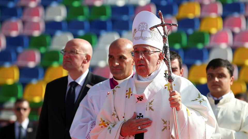 Papst Franziskus betritt das Fussballstadion in Tiflis.