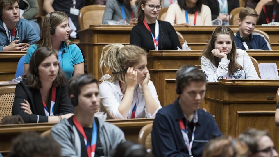 Jugendliche sitzen im Parlament