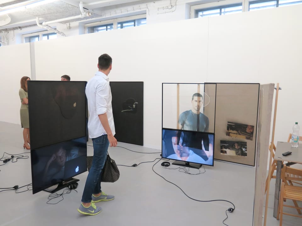 Ein Mann läuft durch einen Raum mit Bildschirmen und Glasscheiben.