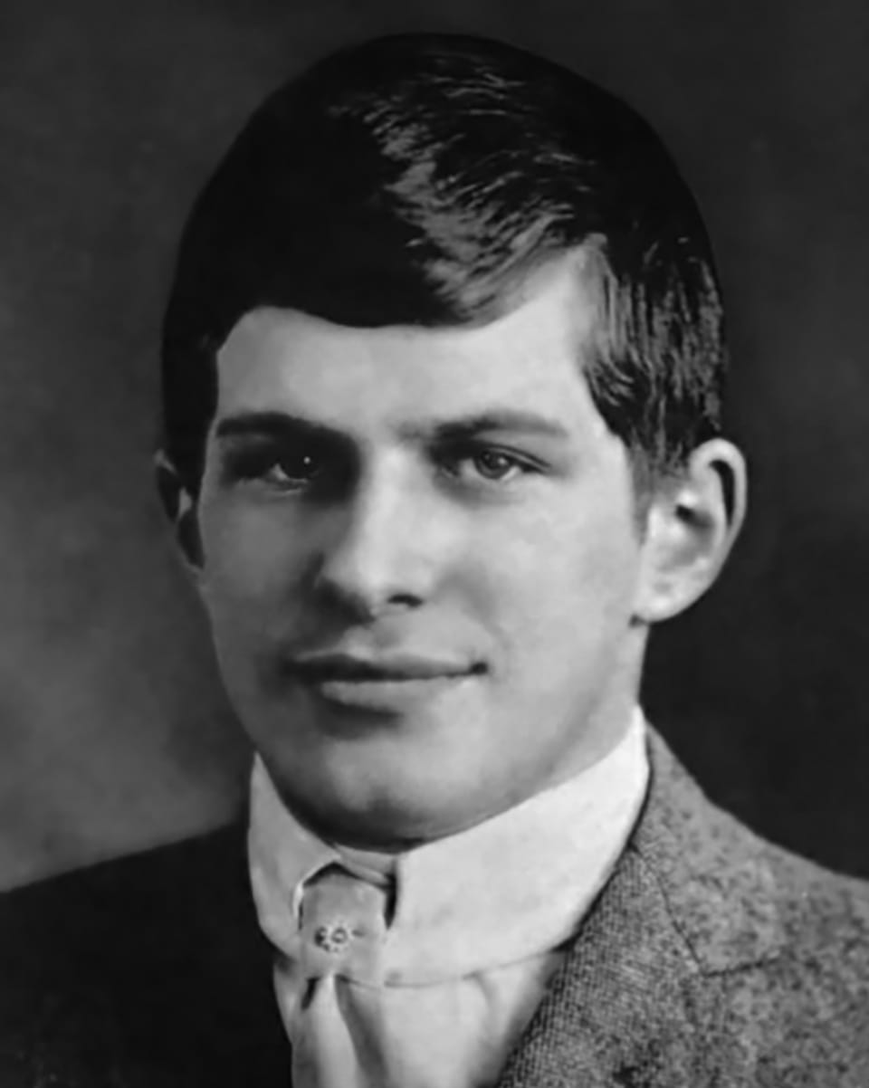 Schwarzweisses Porträtfoto eines jungen Mannes. 