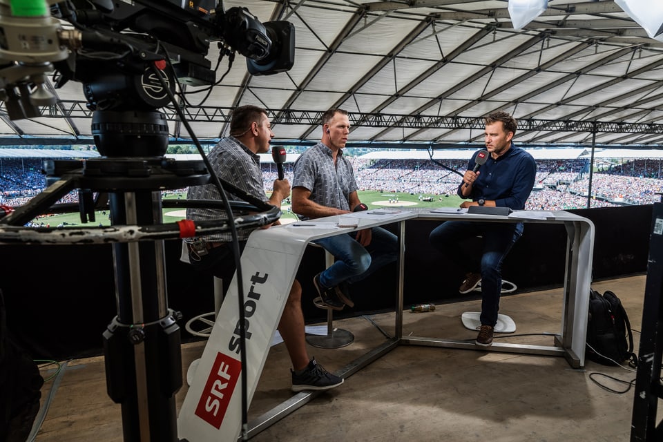 Jörg Abderhalden bei der Arbeit: im Gespräch mit Matthias Sempach und Sascha Ruefer