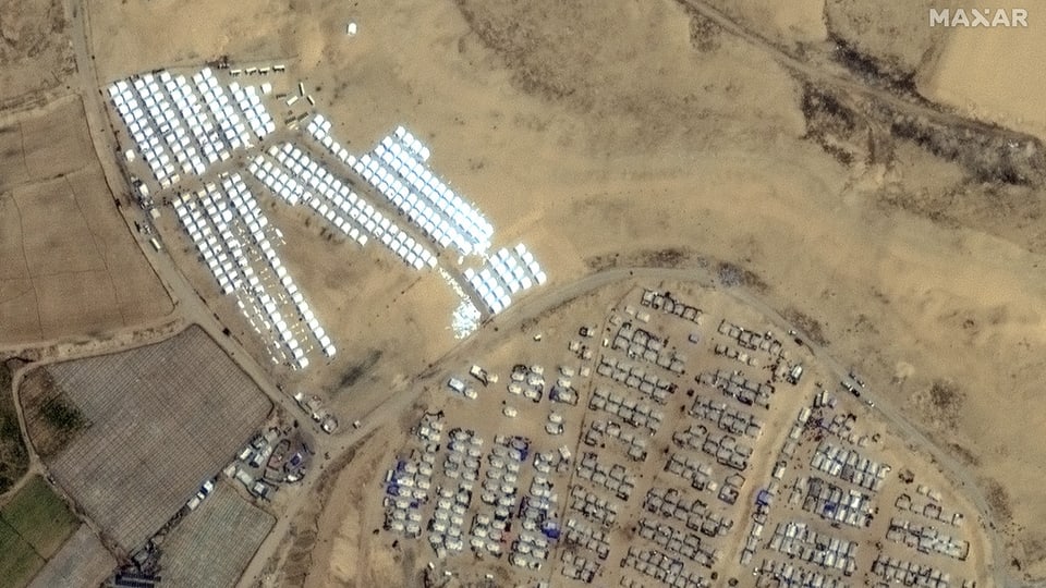 Luftaufnahme eines Grossen Flüchtlingslagers mit dicht gepackten Unterkünften und einem Bereich mit Solarmodulen