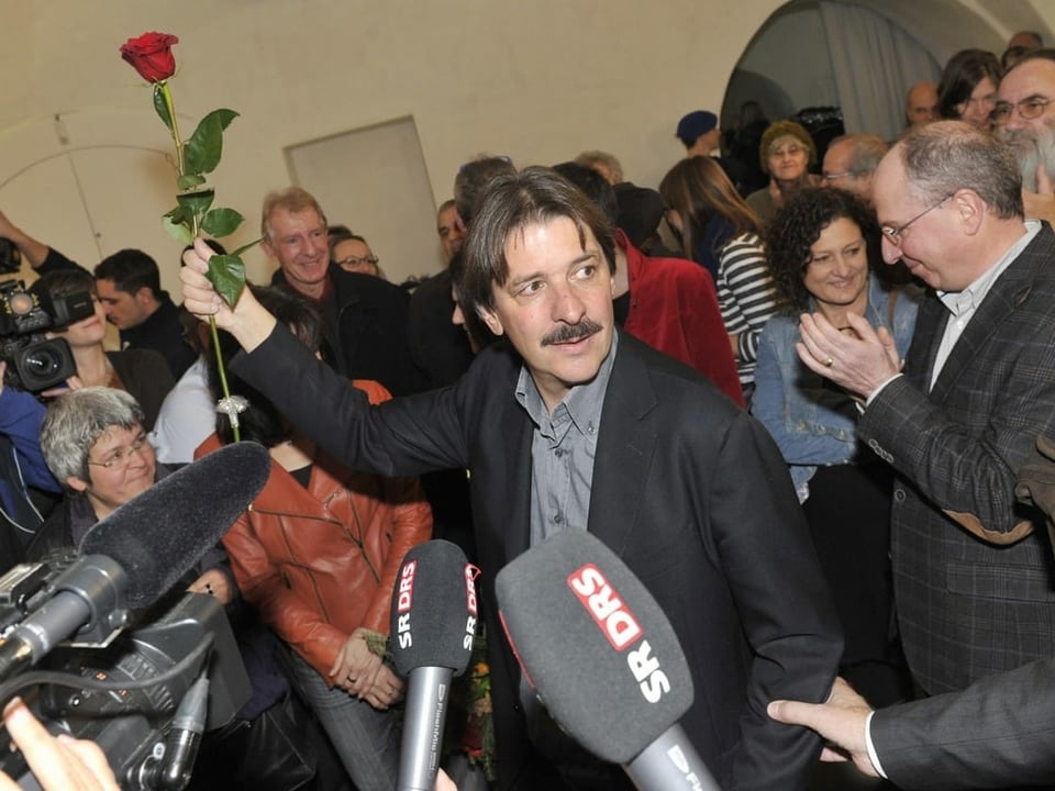 Paul Rechsteiner jubelt mit Rose über Wahl in den Ständerat 2011
