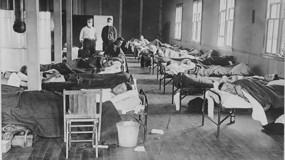 Fälle von Spanischer Grippe werden in einem Kasernenkrankenhaus in Colorado im Jahr 1918 behandelt.