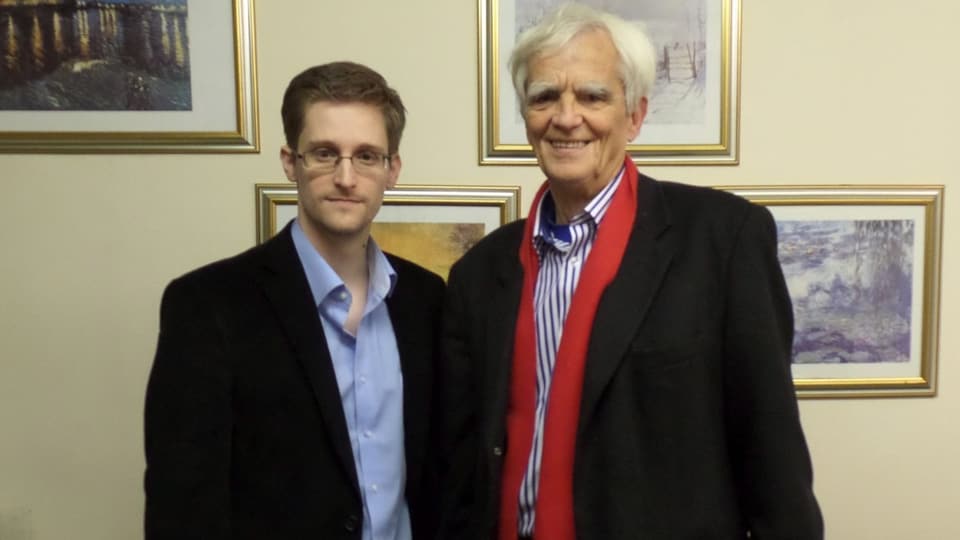 Edward Snowden (links) steht neben Hans-Christian Ströbele (rechts)