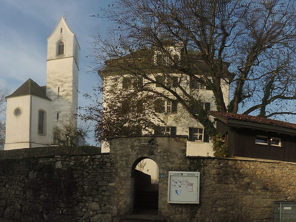 Panorama-Aufnahme des Künstlerhauses mit der alten Kirche in Boswil.