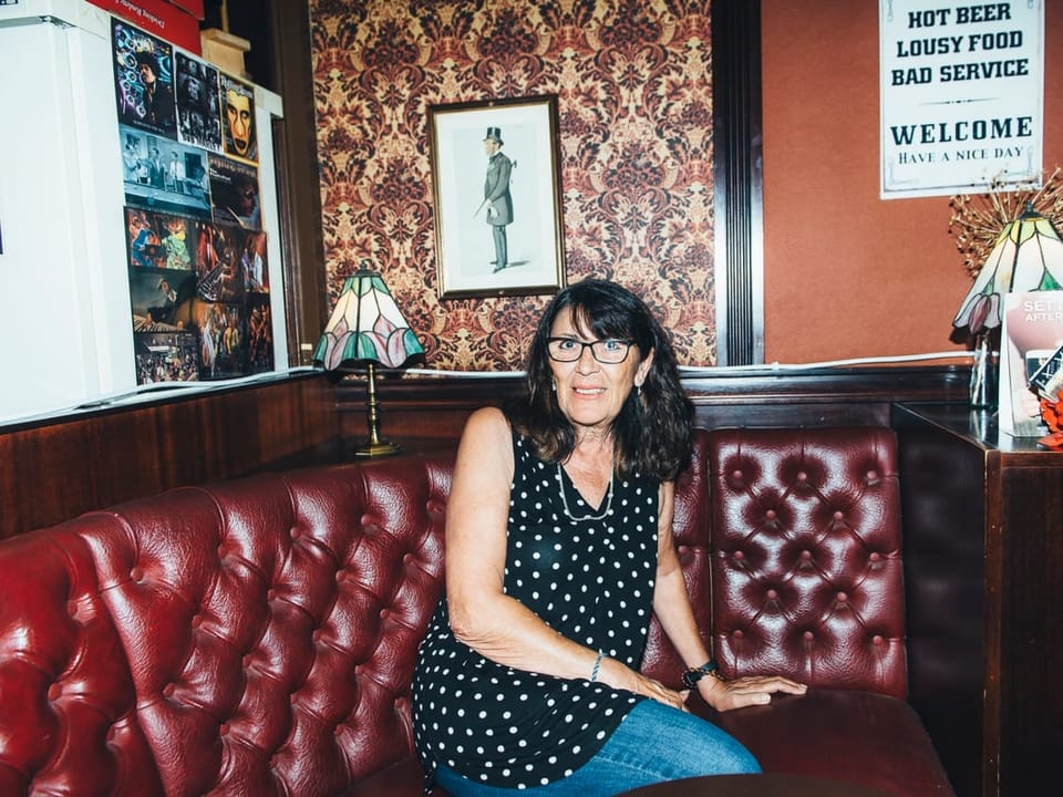 «Am liebsten sitze ich bei meinen Gästen.» Eine Frau in einem Pub