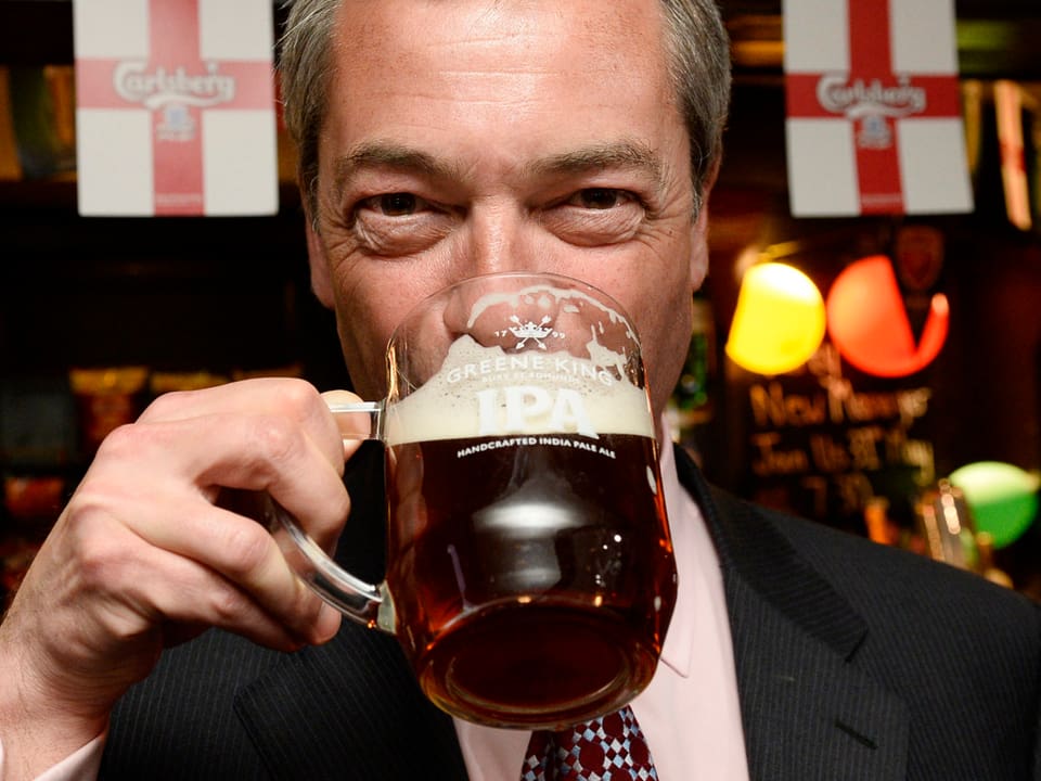 Nigel Farage nimmt einen Schluck Bier
