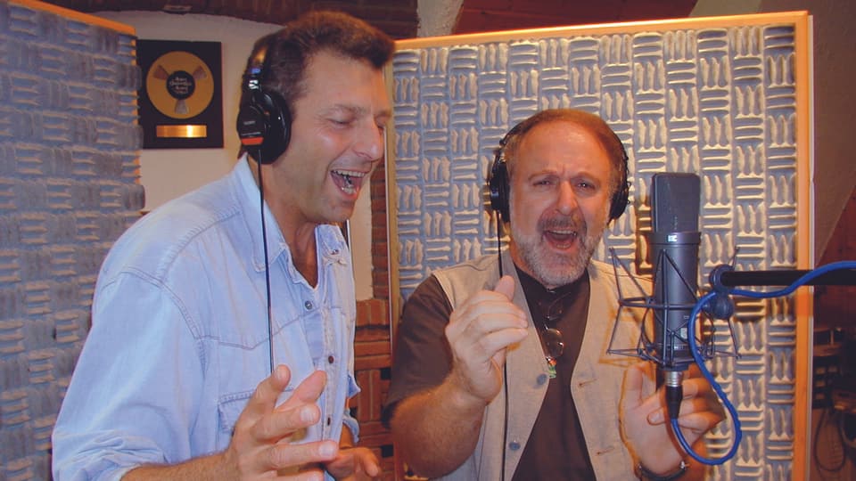 Bo Katzman und Peter Reber im Studio singend.