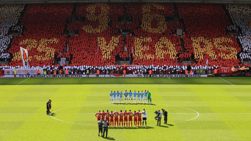 Die Spieler von Liverpool und Manchester City gedenken der Opfer der Hillsborough-Katastrophe.