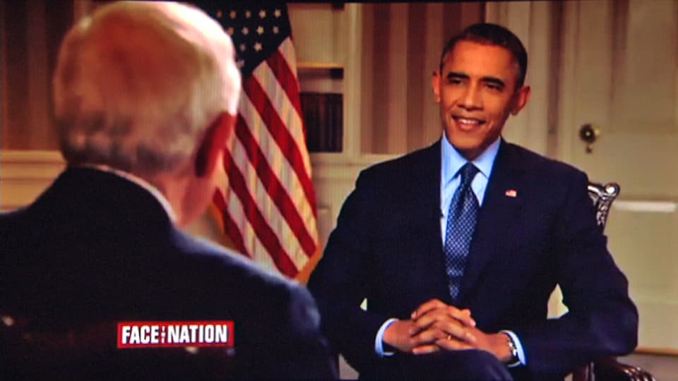 Obama im Interview mit einer US-Fahne im Hintergrund.