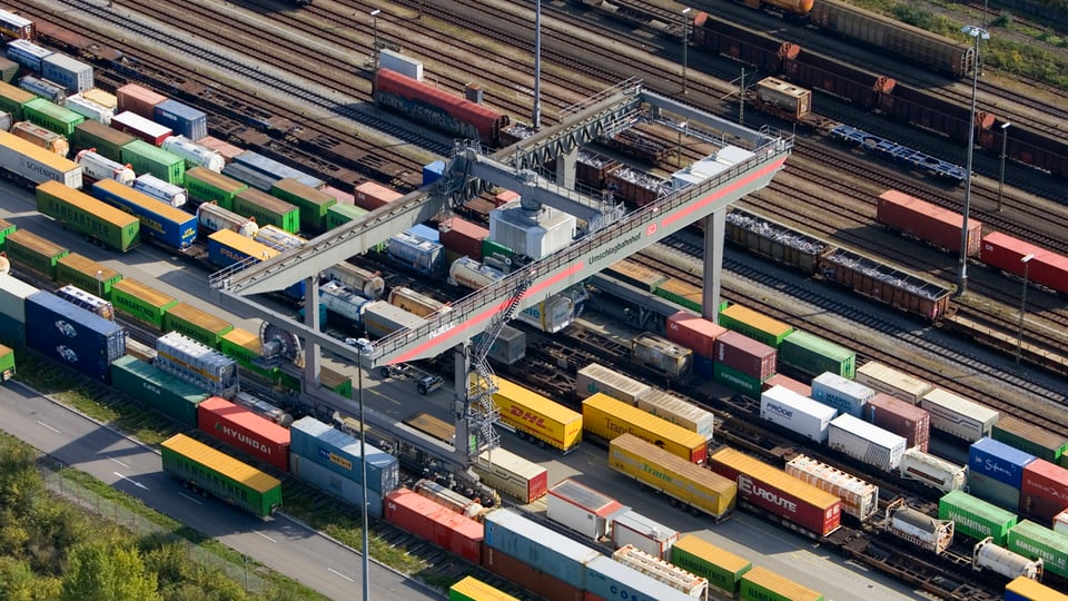 Blick von oben auf den Güterbahnhof Weil am Rhein mit vielen farbigen Containern
