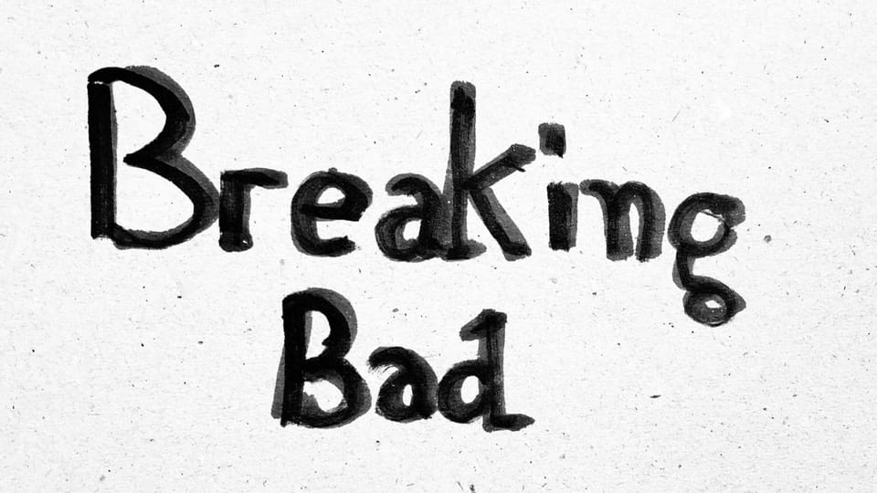 Auf einem Blatt Papier steht handgeschrieben Breaking Bad