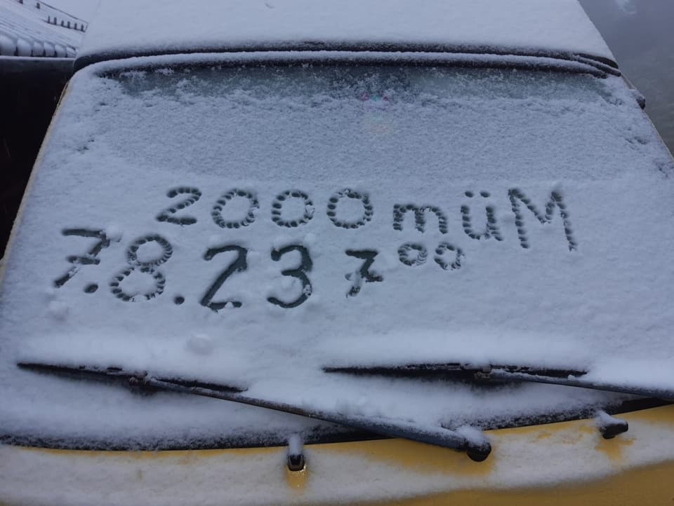 Datum und Uhrzeit in den Schnee gezeichnet.