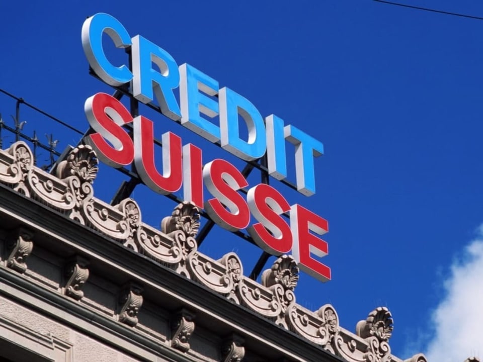 Nahaufnahme des Logos der Credit Suisse auf dem Hauptsitz in Zürich