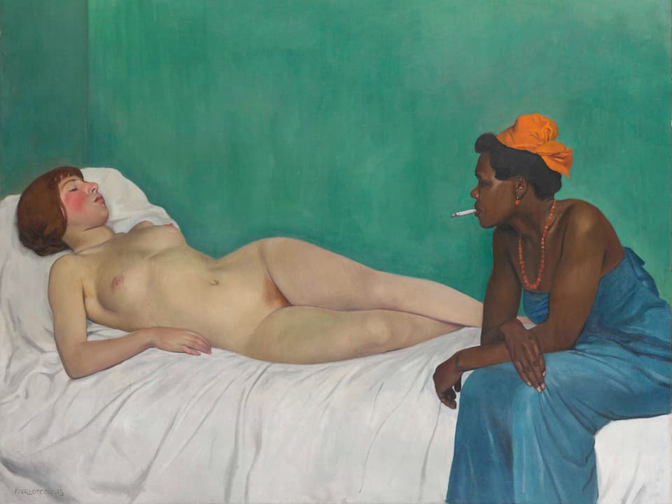 Nackte weisse Frau liegt auf einem Bett, schwarze Frau in blauem Kleid sitzt am Rand und raucht. 