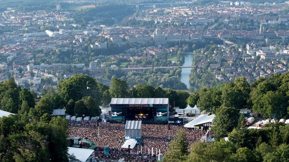 Aufnahme vom Gurten mit Festival runter auf Stadt Bern mit Bundeshaus.