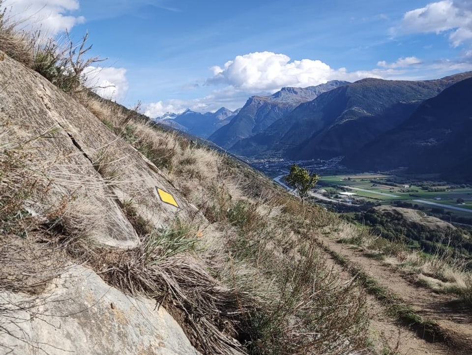 Wanderweg  am Hang – unten das Rohnetal.