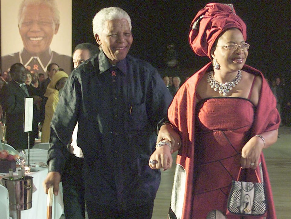 Mandela und Graça Machel (rechts). Ihr gab er 1998 das Ja-Wort.