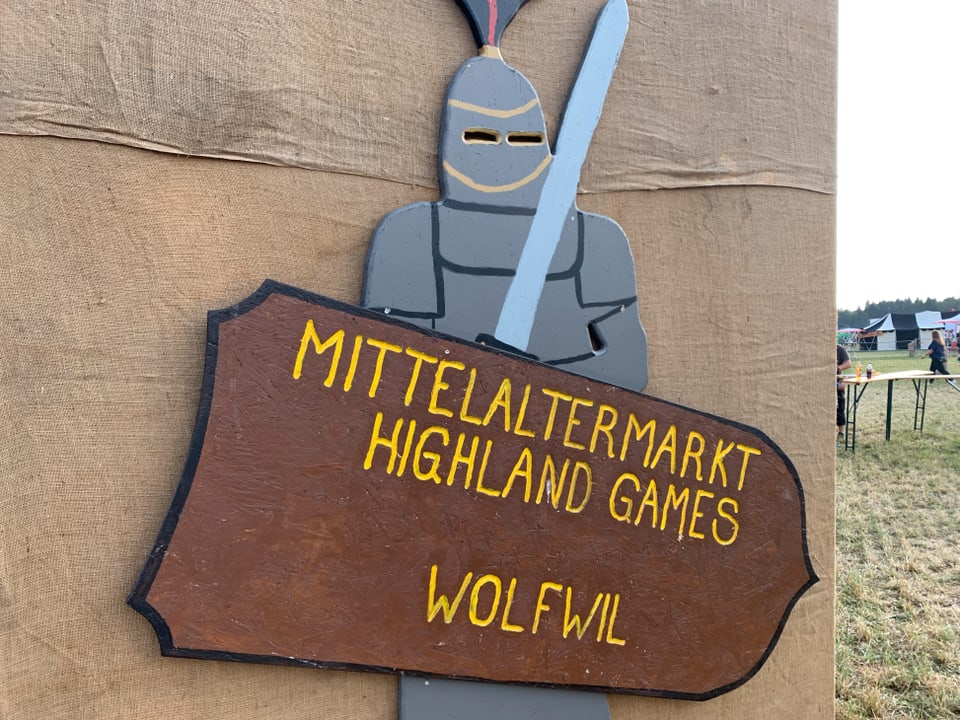 Ein Schild weist auf die Highland Games hin.