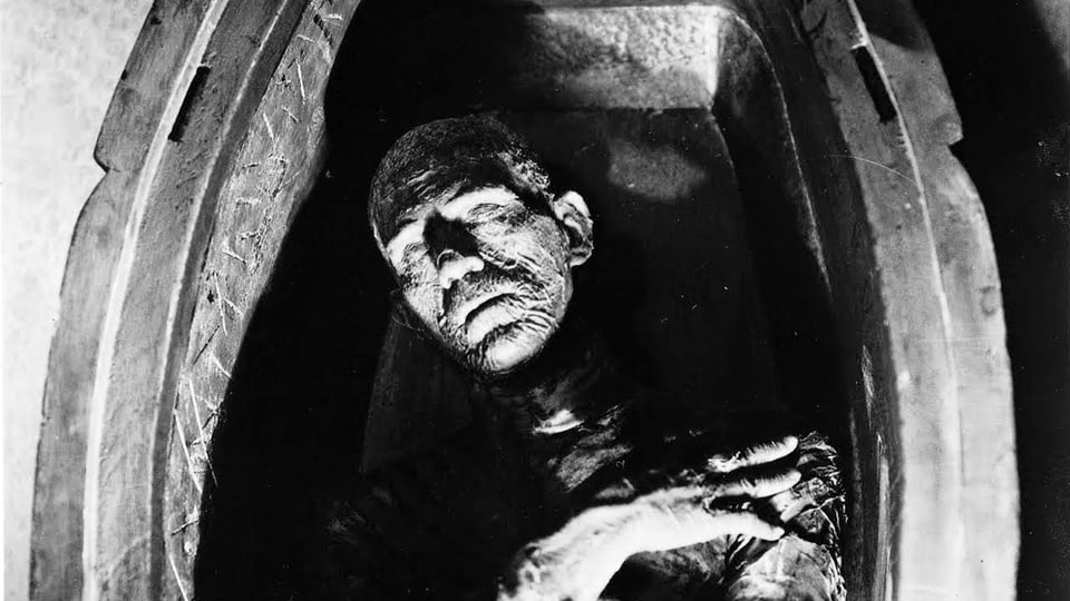 Scheint zu schlafen: eine Mumie in einem offenen Sarg.