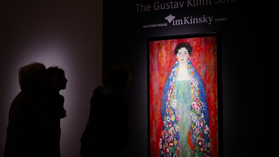 Zuschauer betrachten das Gemälde von Klimt im Rahmen eines Viewings im Auktionshaus.