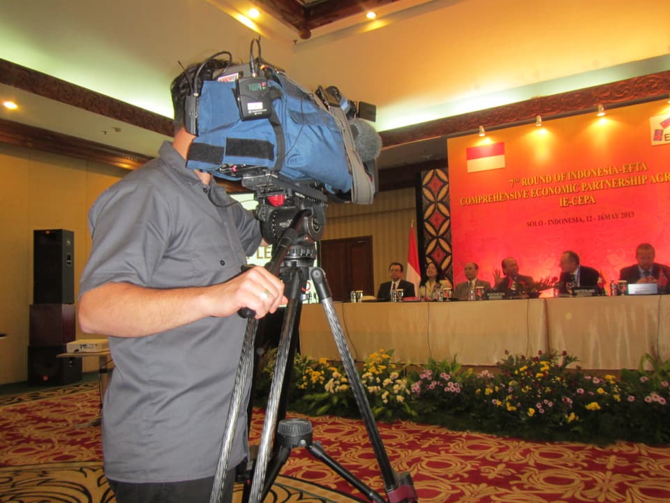 Kameramann filmt Verhandlungen in Indonesien über ein Freihandelsabkommen.