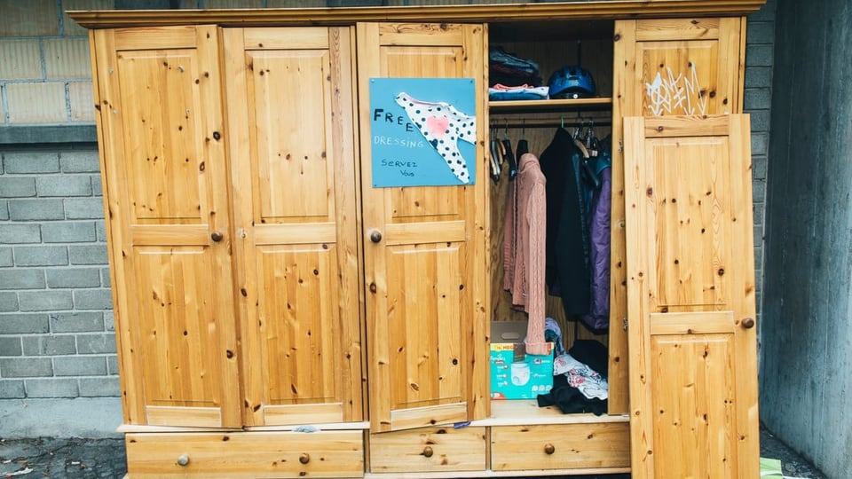 Tauschen statt wegwerfen Kleidertauschbörse im Schrank