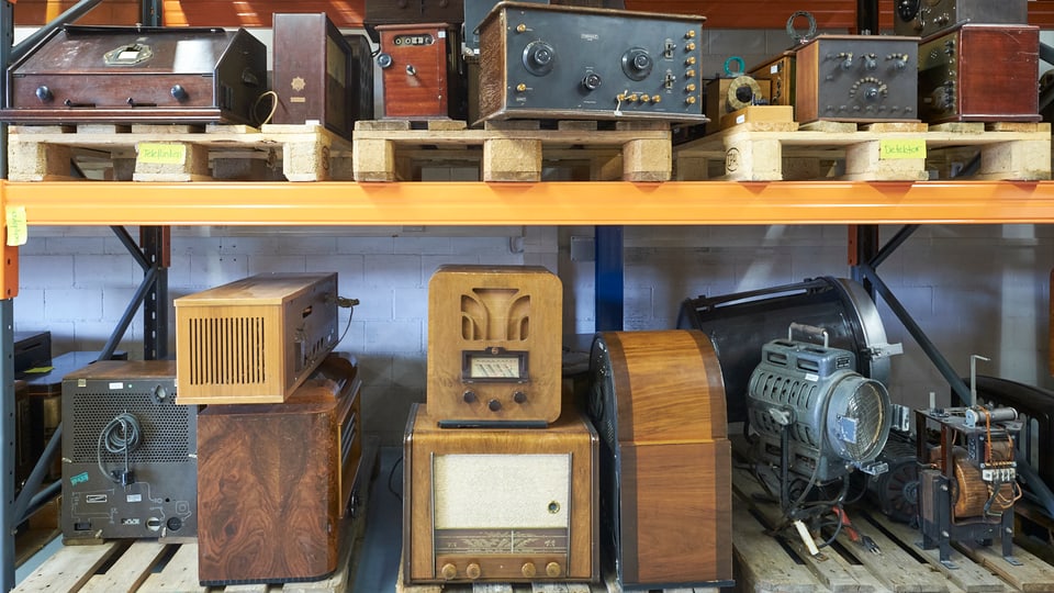 Alte Radiogeräte aus Holz gefertigt aus verschiedenen Epchen.