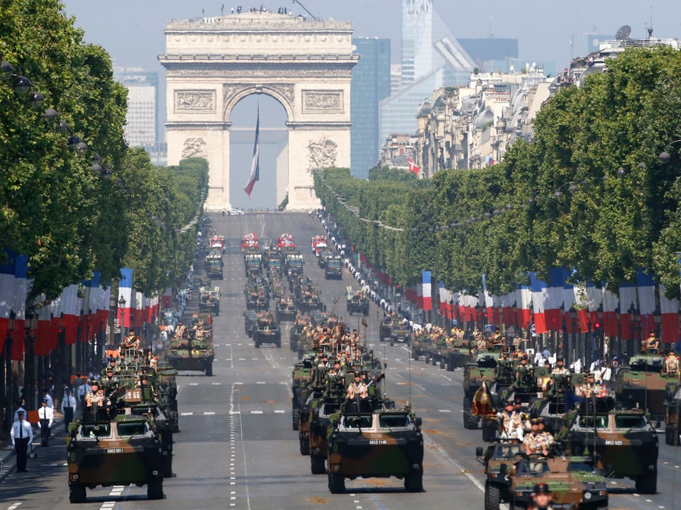 Panzerfahrzeuge fahren zum französischen Nationalfeiertag über die Champs-Élysée