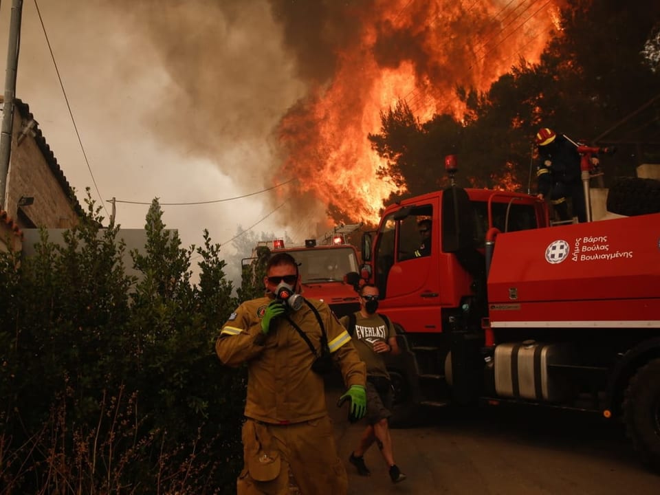 Ein Feuerwehrmann vor den Flammen eines Waldbrandes südlich von Athen.