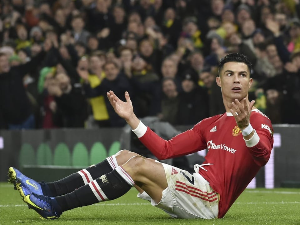 Wann wird die Partie gegen Brentford nachgeholt? Cristiano Ronaldo sitzt auf dem Rasen