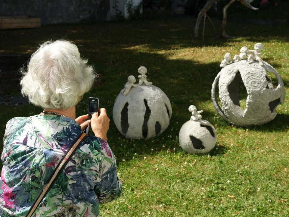 Kugelförmige Skulpturen im Garten.