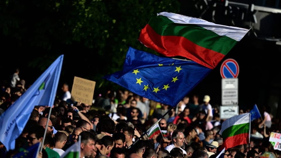 Menschenmenge mit bulgarischer und EU-Fahne.