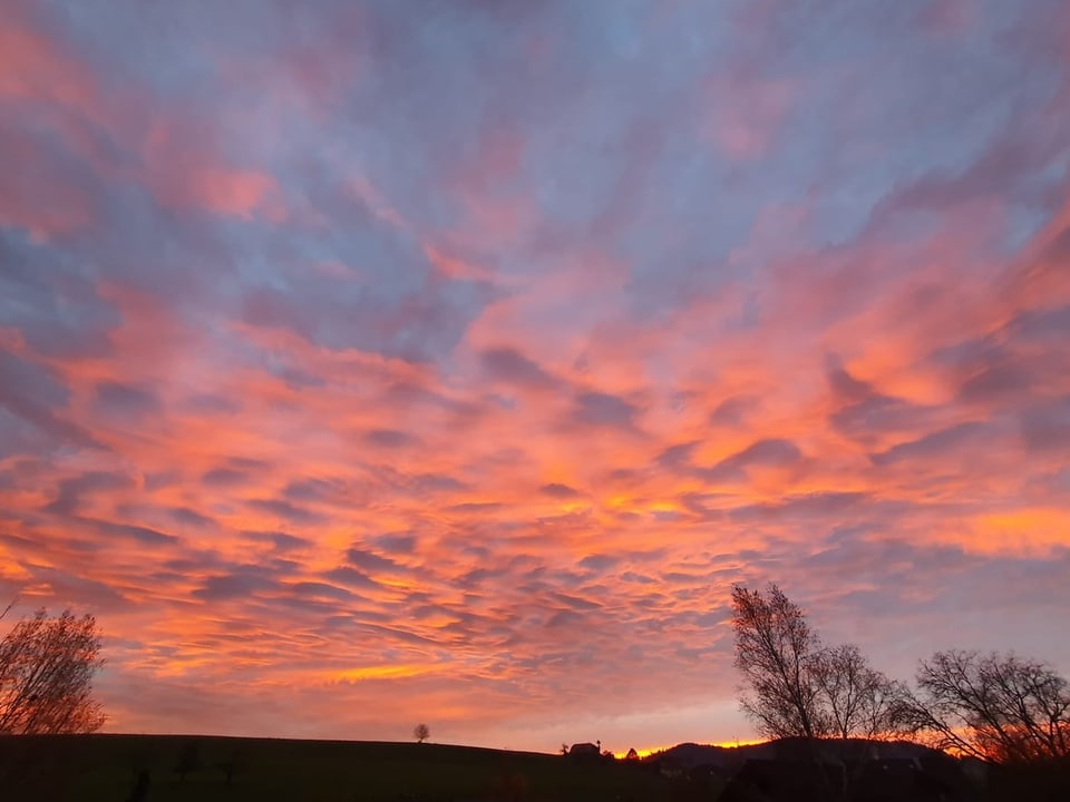 Zäziwil/BE und plötzlich der Himmel leuchtend rot