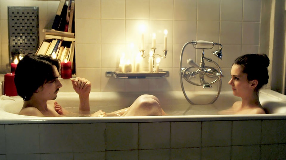 Ein Mann und eine Frau in der Badewanne.