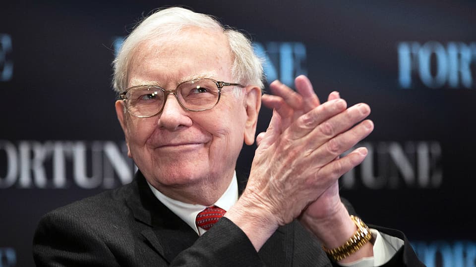 Warren Buffett lächelt und klatscht in die Hände
