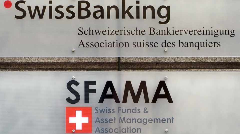Das Türschild der Bankiervereingung in Basel (Archiv)