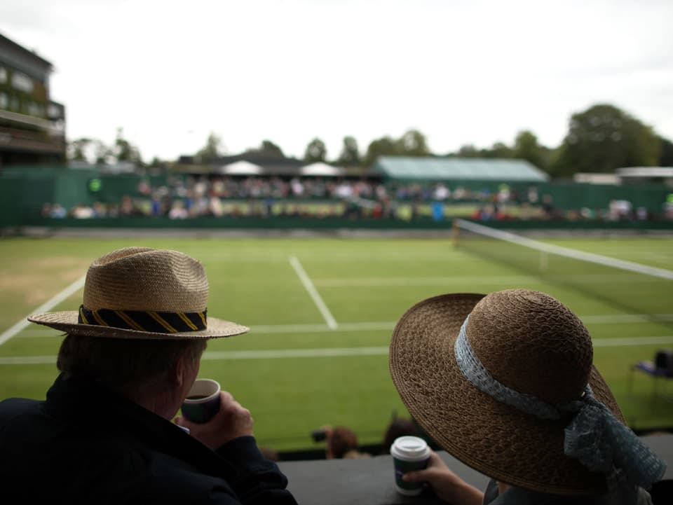 Zwei Leute trinken in Wimbledon Kaffee