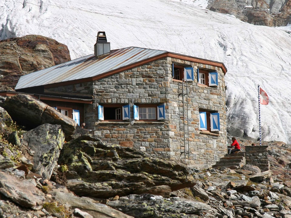 Blick auf die Domhütte in den Walliser Alpen