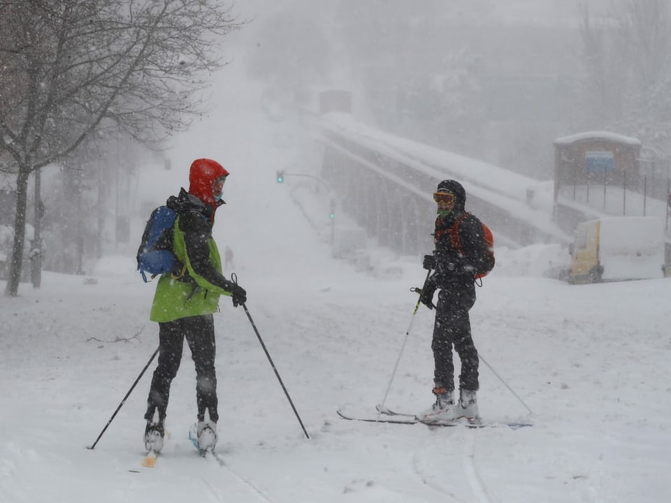Zwei Menschen mit Skier in Madrid