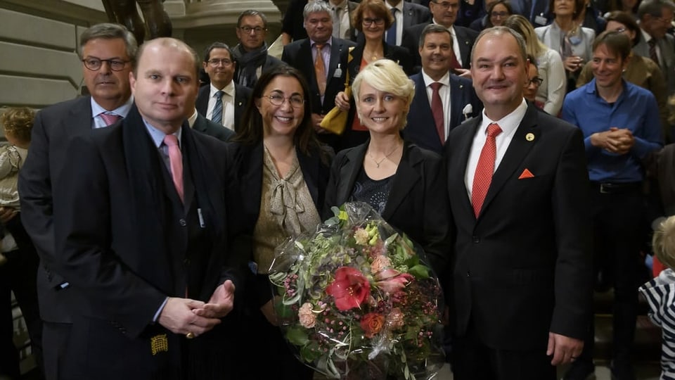 Yves Ravenel posiert mit Isabelle Moret und zwei weiteren Politikern für ein Foto.