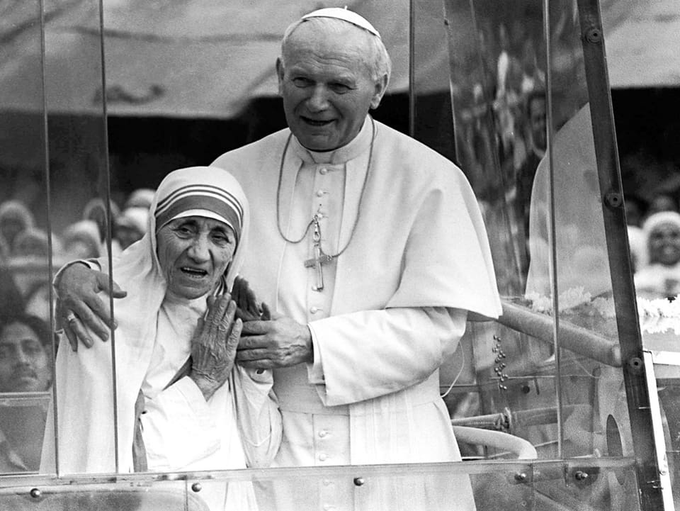 Mutter Teresa mit Papst Johannes Paul II. im Papamobil.