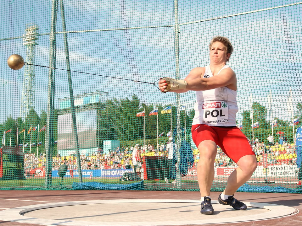 Anita Wlodarczyk schleudert den Hammer zu einem neuen Weltrekord.
