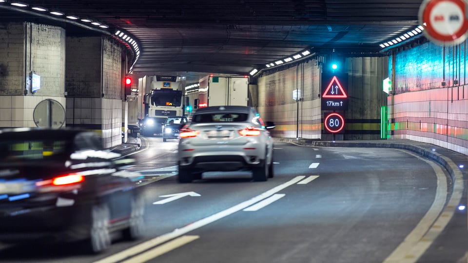 Autos fahren in beiden Richtung durch die bestehende Gotthard-Röhre.