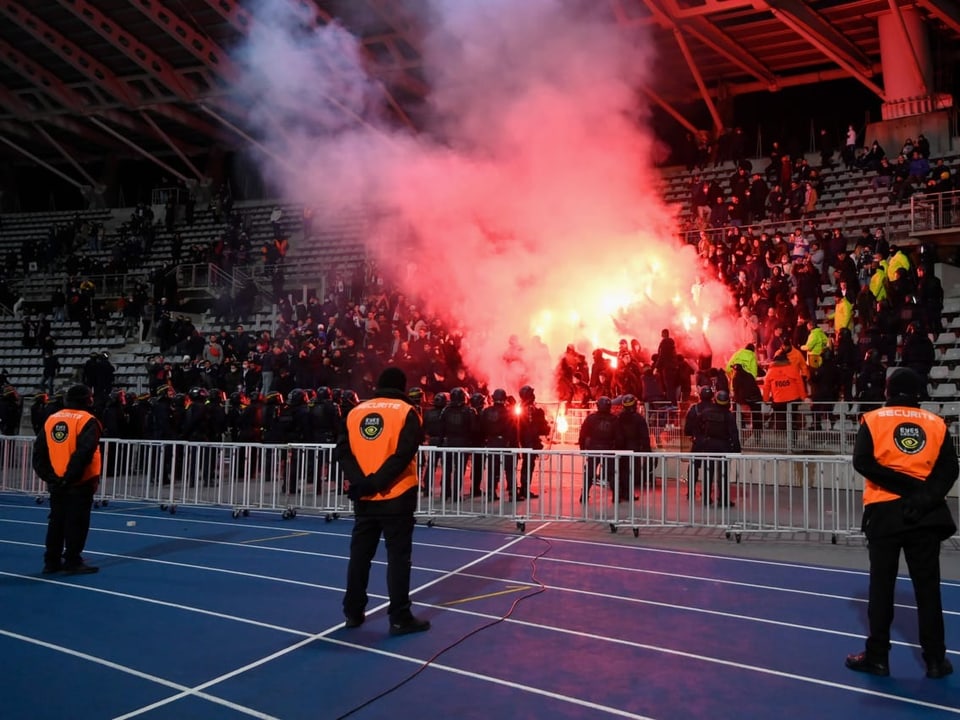 Erhitzte Gemüter Krawalle bei Lyon-Fans im Cup-Duell gegen Paris FC: