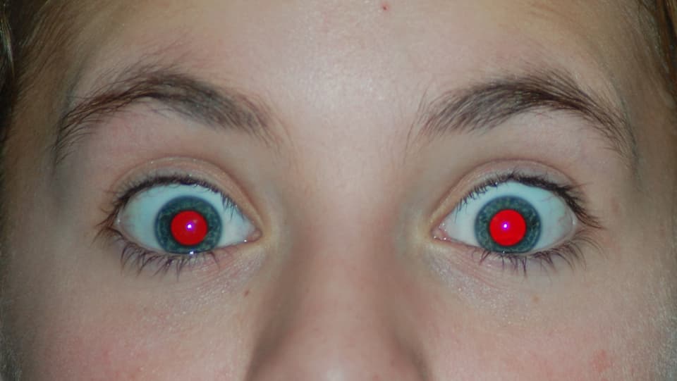 Fünfmalklug Wieso entstehen rote Augen auf Fotos? Einstein SRF